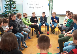 uczniowe czytający ksiązki