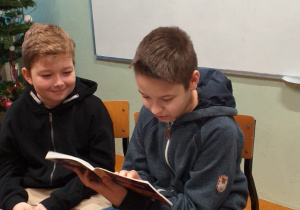 uczniowe czytający ksiązki