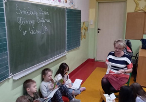 uczniowe czytający ksiązki