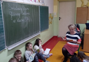 uczniowe czytający ksiązki