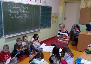 uczniowe czytający ksiązki