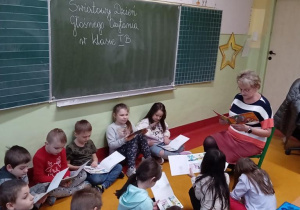 uczniowe czytający ksiązki
