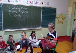uczniowe czytający ksiązki