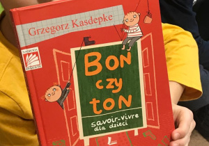 uczniowe czytający ksiązki