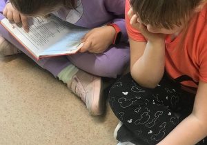 uczniowe czytający ksiązki