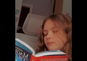 uczniowe czytający ksiązki