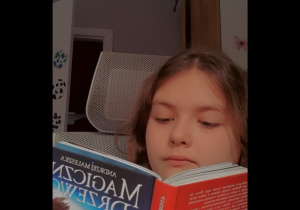 uczniowe czytający ksiązki