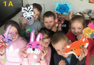uczniowie prezentujący swoje prace