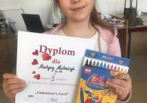 uczennica z dyplomem za kartkę walentynkową