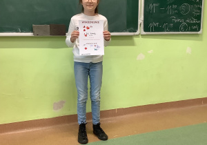 uczennica z dyplomem za kartkę walentynkową