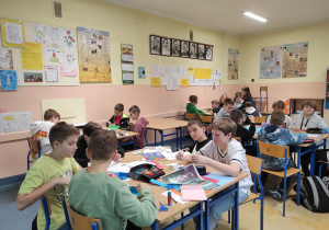 uczniowie w sali