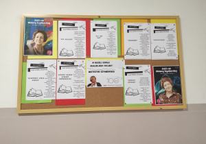 tablica korkowa z informacjami na temat Wisławy Szymborskiej