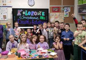 uczniowie w kolorowych ubraniach podczas drugiego śniadania