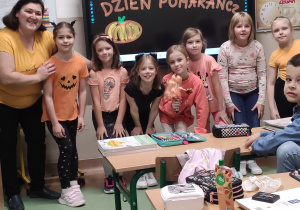 uczniowie w kolorowych ubraniach podczas drugiego śniadania