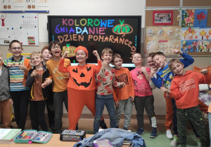 uczniowie w kolorowych ubraniach podczas drugiego śniadania