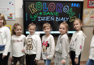 uczniowie w kolorowych ubraniach podczas drugiego śniadania