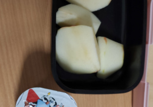 uczniowie w kolorowych ubraniach podczas drugiego śniadania