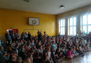 uczniowie na spotkaniu z zawodniczkami Łódzkiego Klubu Sportowego