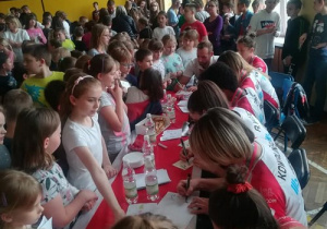 zawodniczki Łódzkiego Klubu Sportowego rozdają autografy