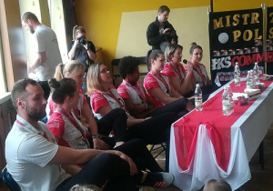 zawodniczki Łódzkiego Klubu Sportowego odpowiadają na pytania uczniów