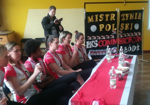 zawodniczki Łódzkiego Klubu Sportowego odpowiadają na pytania uczniów