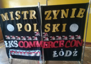 parawan z napisem Mistrzynie Polski ŁKS Commercecon Łódź