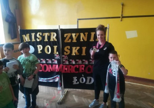 uczniowie z szalikami klubwymi