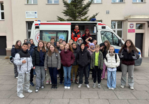 uczniowie i ratownicy na tle karetki pogotowia