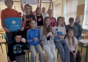 uczniowie podczas prezentowania wierszyka "Pierwsza pomoc"
