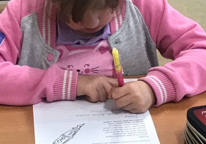uczennica w trakcie pisania pracy konkursowej