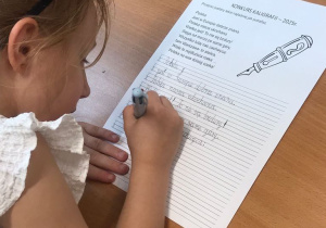 uczennica w trakcie pisania pracy konkursowej