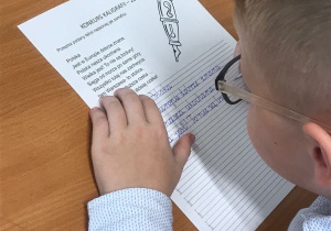 uczeń w trakcie pisania pracy konkursowej
