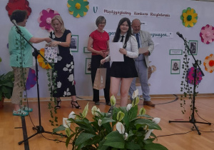 Uczniowie i uczennice podczas recytowania utworów