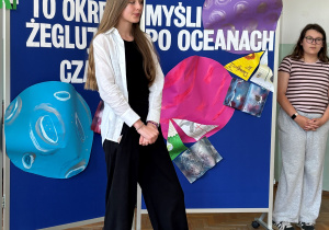 uczennica prezentującą prozę