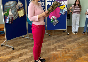 nauczycielka ogłaszająca wyniki jury