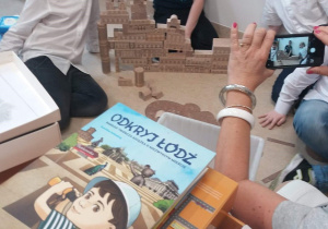 uczniowie ukłądający puzzle
