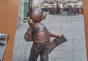 uczniowie układający puzzle
