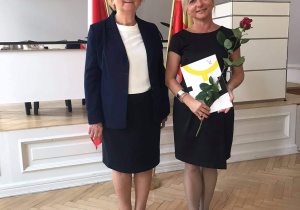 nauczyciel otrzymuje nagrodę za wybitne osiągnięcia