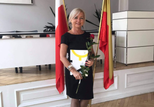 nauczyciel otrzymuje nagrodę za wybitne osiągnięcia
