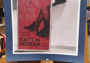 uczniowie z książkami
