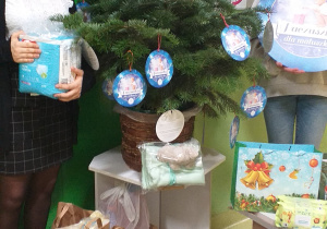 uczennice z paczuszkami dla maluszka