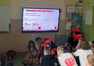 uczniowie podczas warsztatów z ratownikami medycznymi