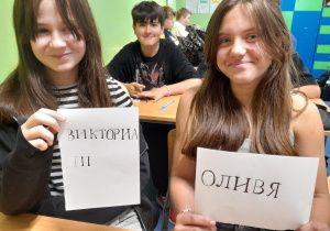 uczniowie ze swoją pracą