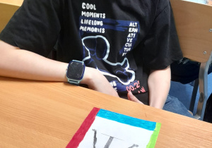 uczeń ze swoją pracą