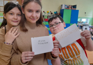 uczniowie ze swoją pracą
