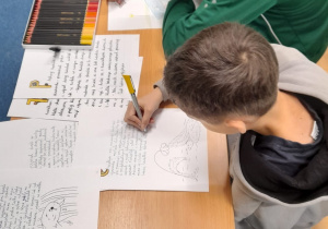 Uczniowie podczas przepisywania i ilustrowania baśni