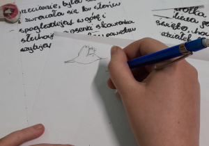 Uczniowie podczas przepisywania i ilustrowania baśni