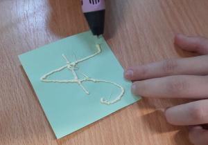 praca ucznia - litera wykonana za pomocą długopisu 3D