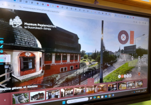 zdjęcie tablicy multimedialnej z fotografią budynku Muzeum Papiernictwa w Dusznikach-Zdroju