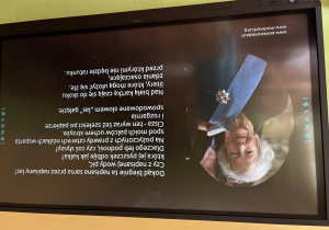 zdjęcie ekranu monitora ze slajdem z prezentacji wiersza Szymborskiej "Radość pisania"